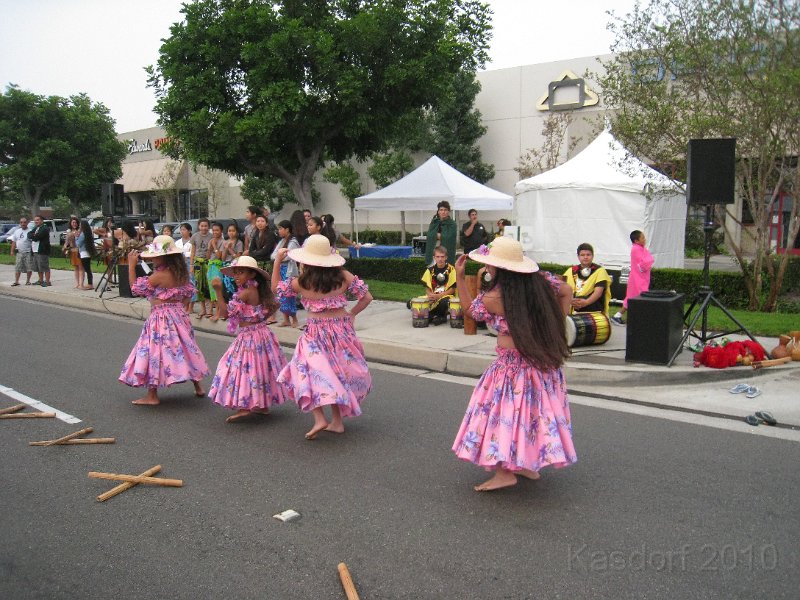 Disneyland 2010 HM Race 0360.JPG - Some hula girls even!